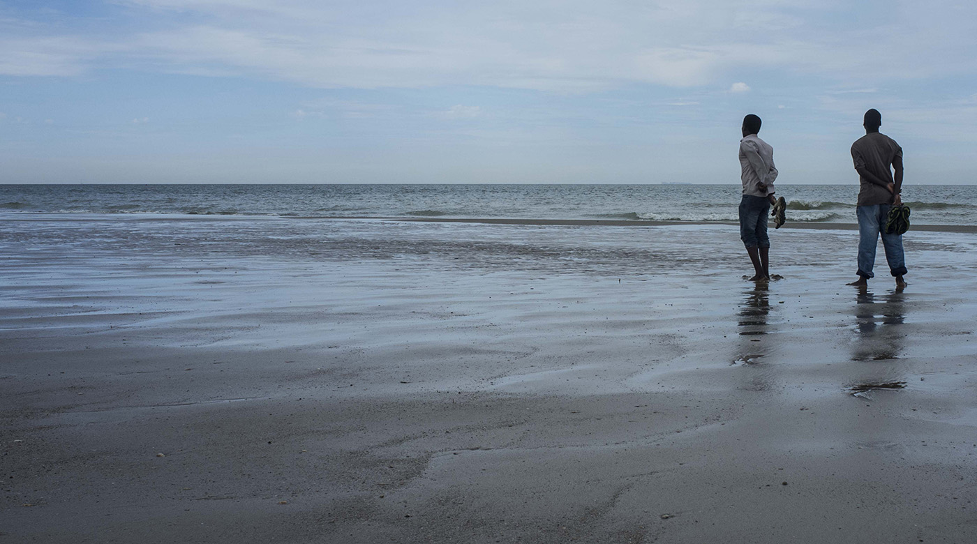 Réfugiés regardant la Manche