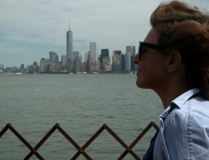 Chantal Akerman est de profil, avec une vue sur Manhattan en arrière-plan
