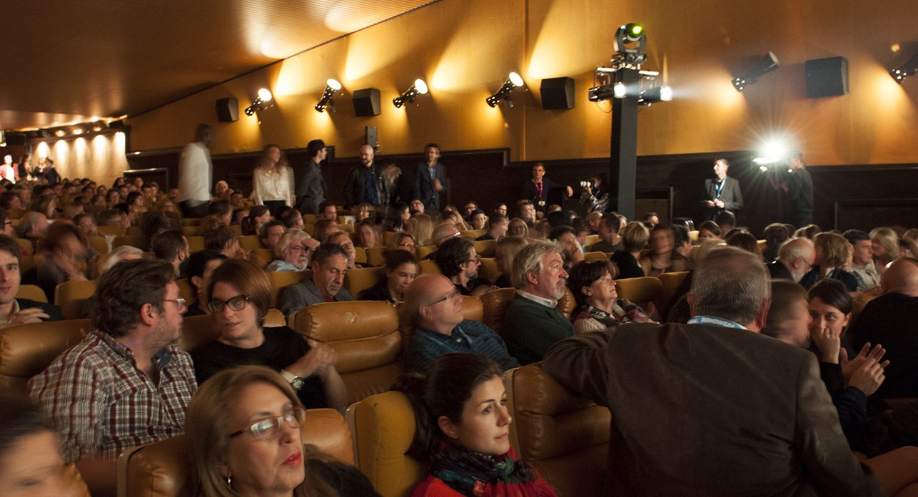 Une salle de cinéma comble, les journalistes et les photographes se bousculent.