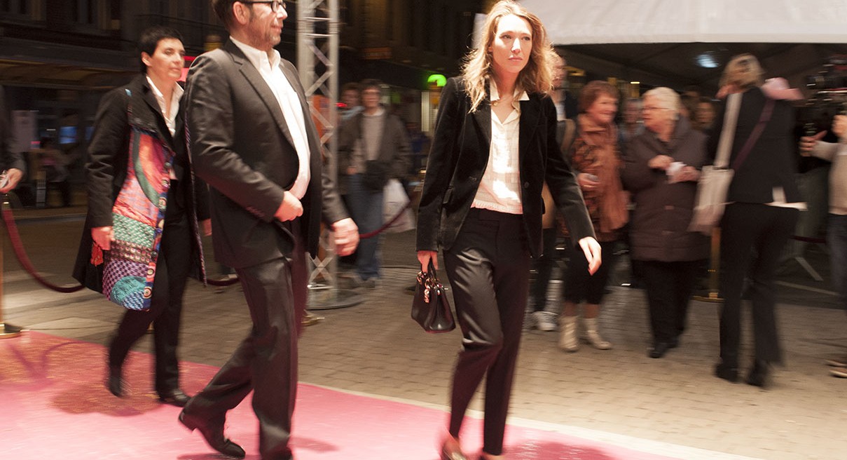 Olivier Gourmet et Laura Smet marchent sur le tapis rouge devant l'Eldorado.