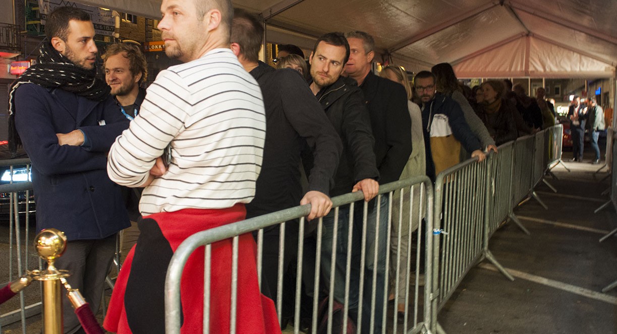 Plusieurs festivaliers font la file devant l'Eldorado.