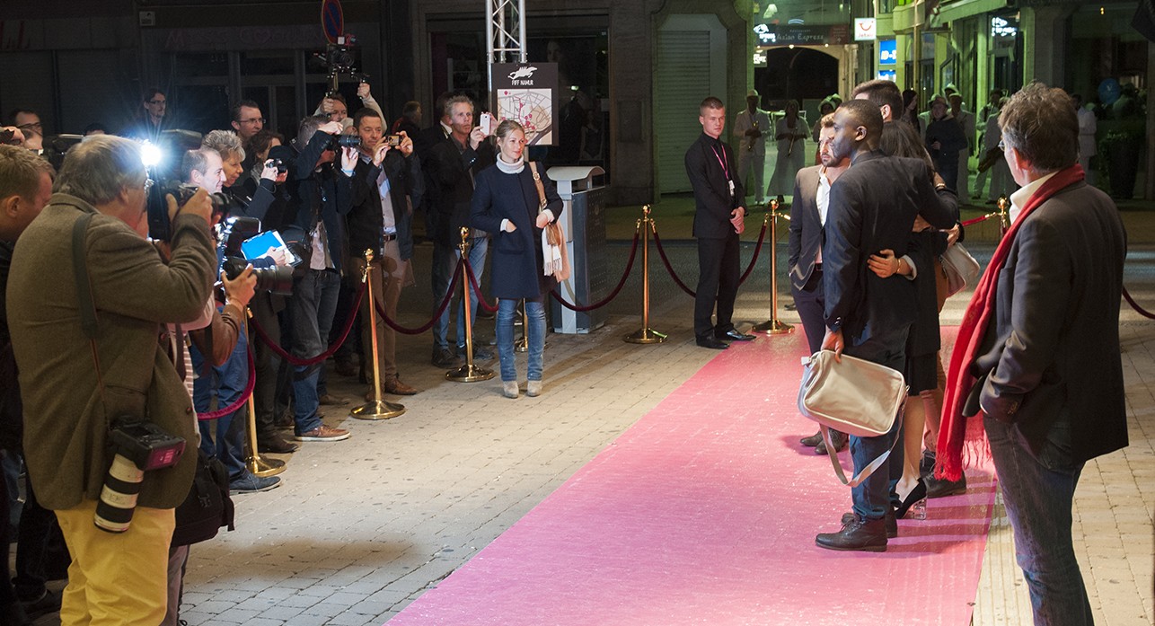 Le jury court-métrage prend la pose devant les photographes sur le tapis rouge.