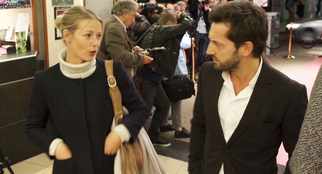 Frédéric Diefenthal aux côtés d'une femme blonde entre dans le cinéma Eldorado.