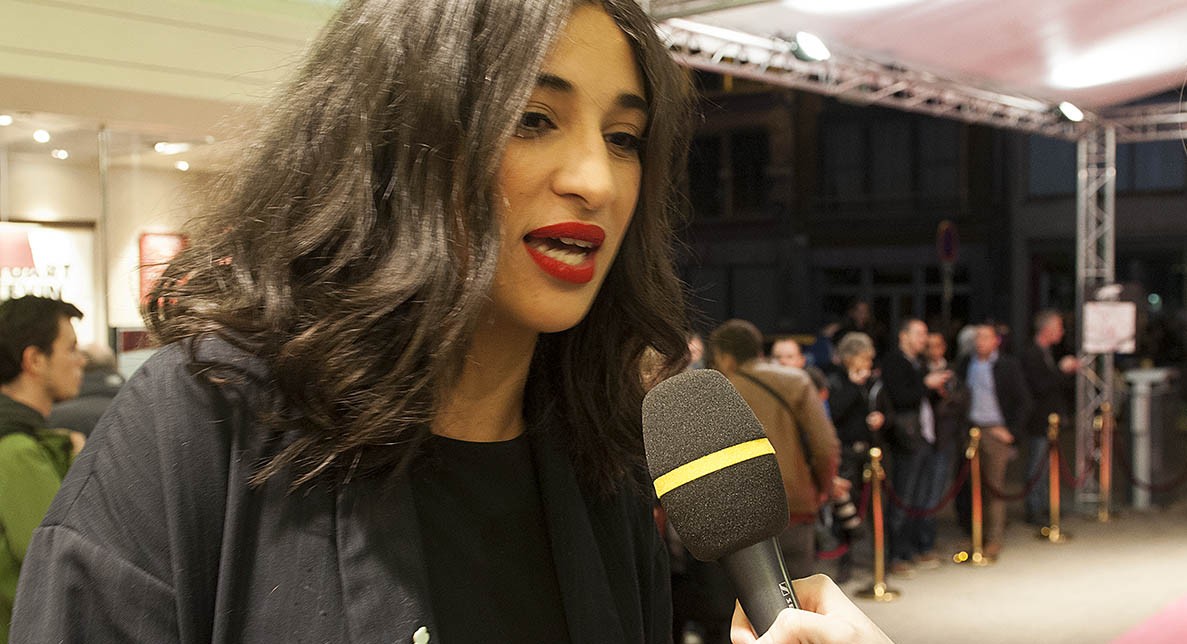 Camelia Jordana répond au micro d'une jeune journaliste sur le tapis rouge.