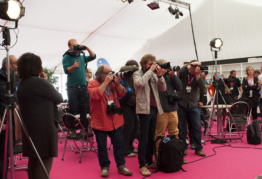 Sous la chapiteau du FIFF, les photographes se bousculent, appareils photo à la main.