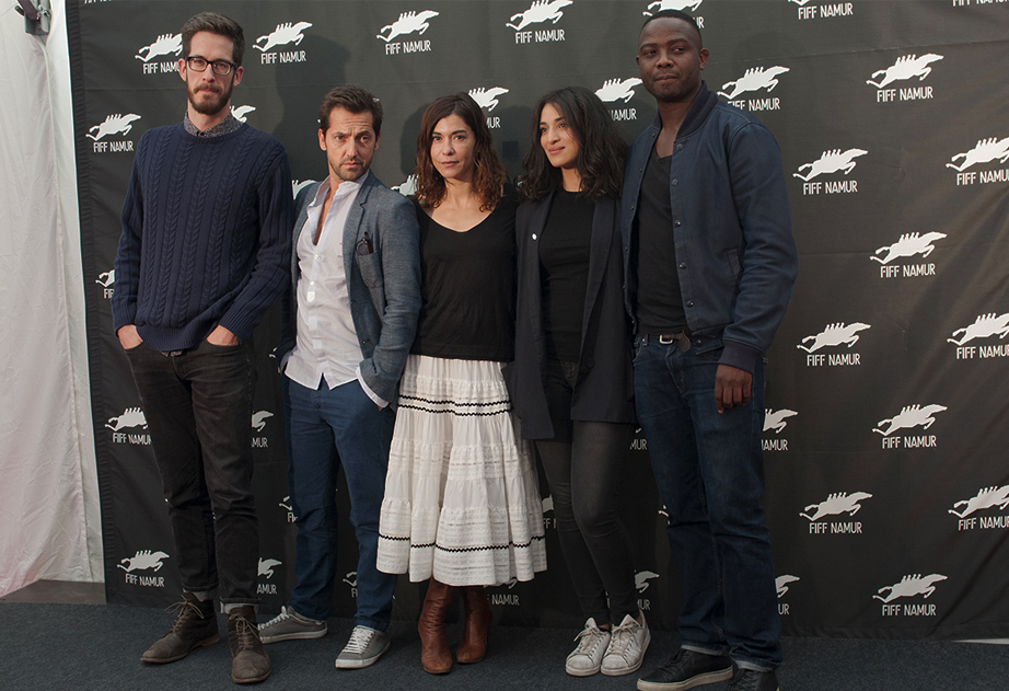 Sur un fond noir décoré de chevaux blanc, le jury court métrage s'essaye au Photocall. De gauche à droite, Ian Gailer, Frédéric Diefenthal, Lubna Azabal, Camélia Jordana et Cédric Ido.