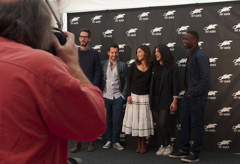 Sur un fond noir décoré de chevaux blanc, le jury court métrage s'essaye au Photocall. De gauche à droite, Ian Gailer, Frédéric Diefenthal, Lubna Azabal, Camélia Jordana et Cédric Ido.