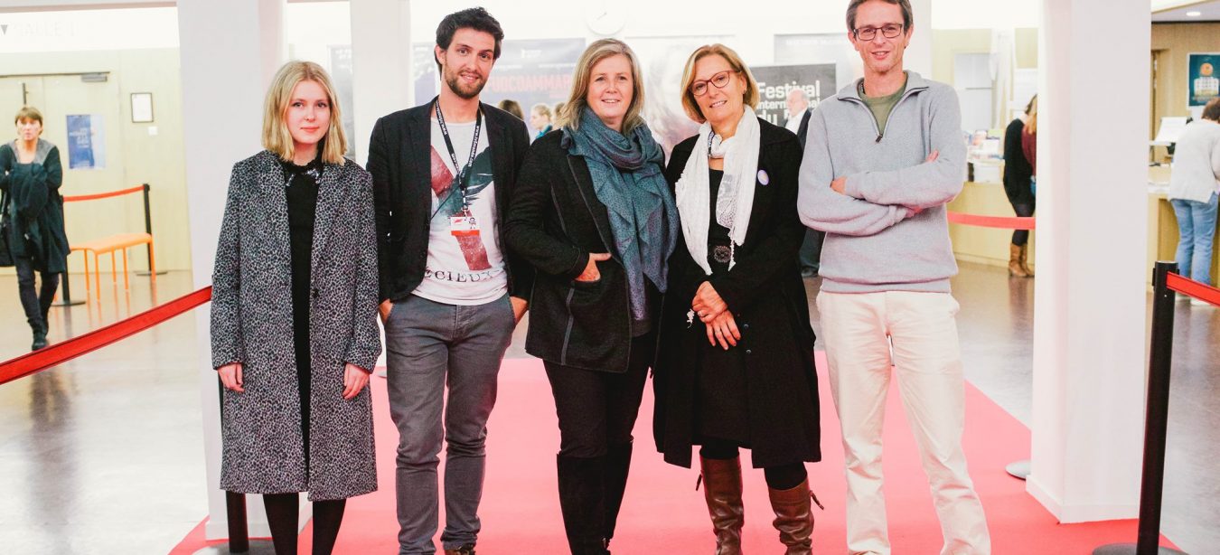 Photo du jury et de leur accompagnatrice dans l'entrée du Caméo