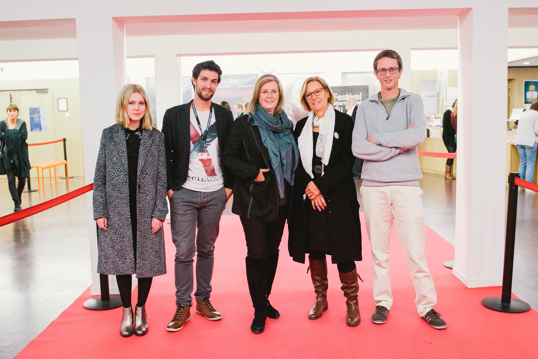 Photo du jury et de leur accompagnatrice dans l'entrée du Caméo