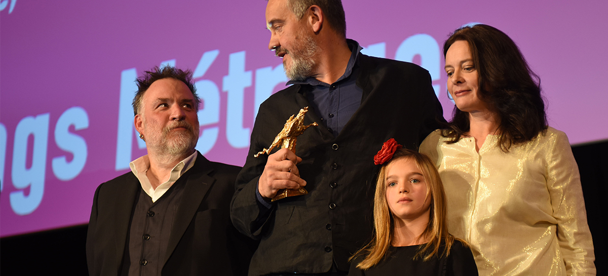 Une partie de l'équipe du film "Orpheline", sous le regard du président du jury, Bouli Lanners