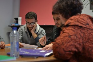 Deux Irakiens suivent un cours pour apprendre le Français.