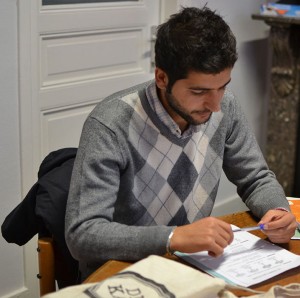Un jeune réfugié apprend le Français en classe. 