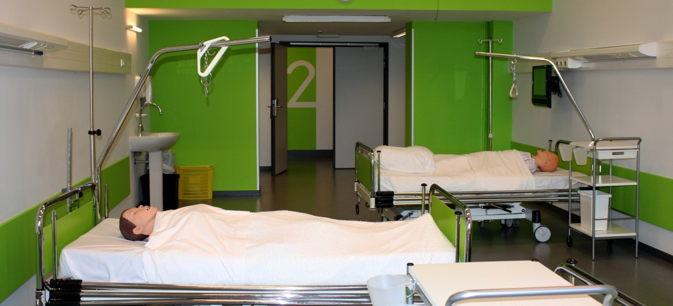 Salle verte avec des lits hôpitaux