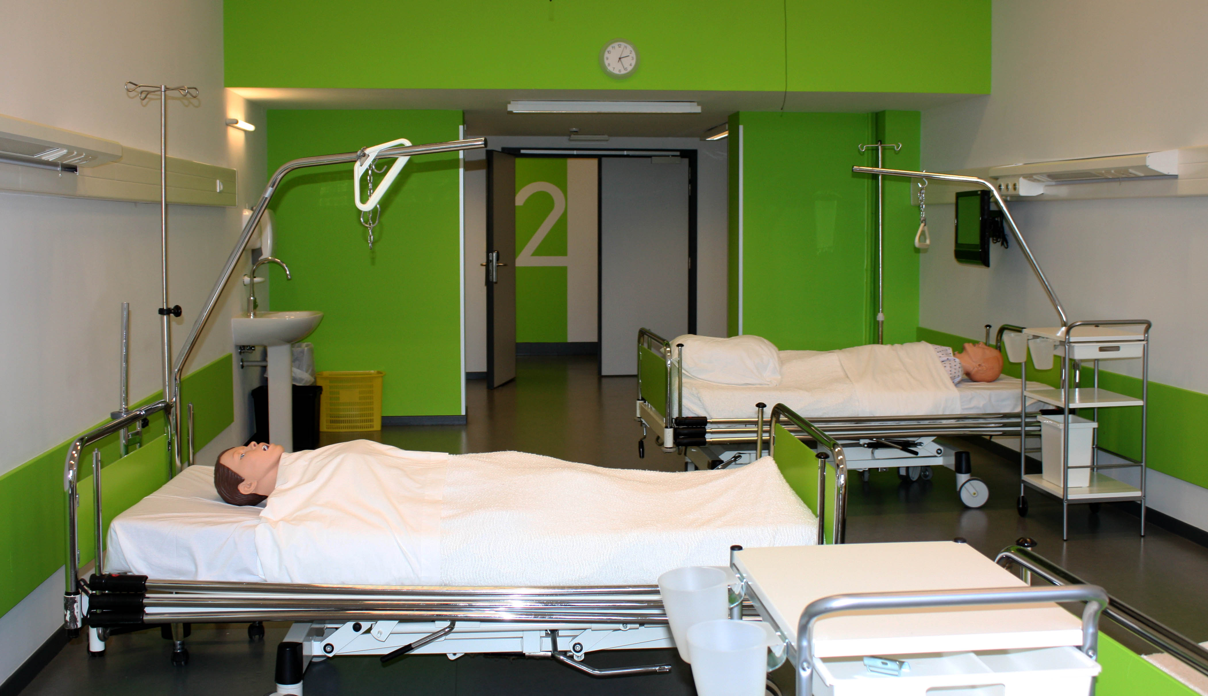 Salle verte avec des lits hôpitaux