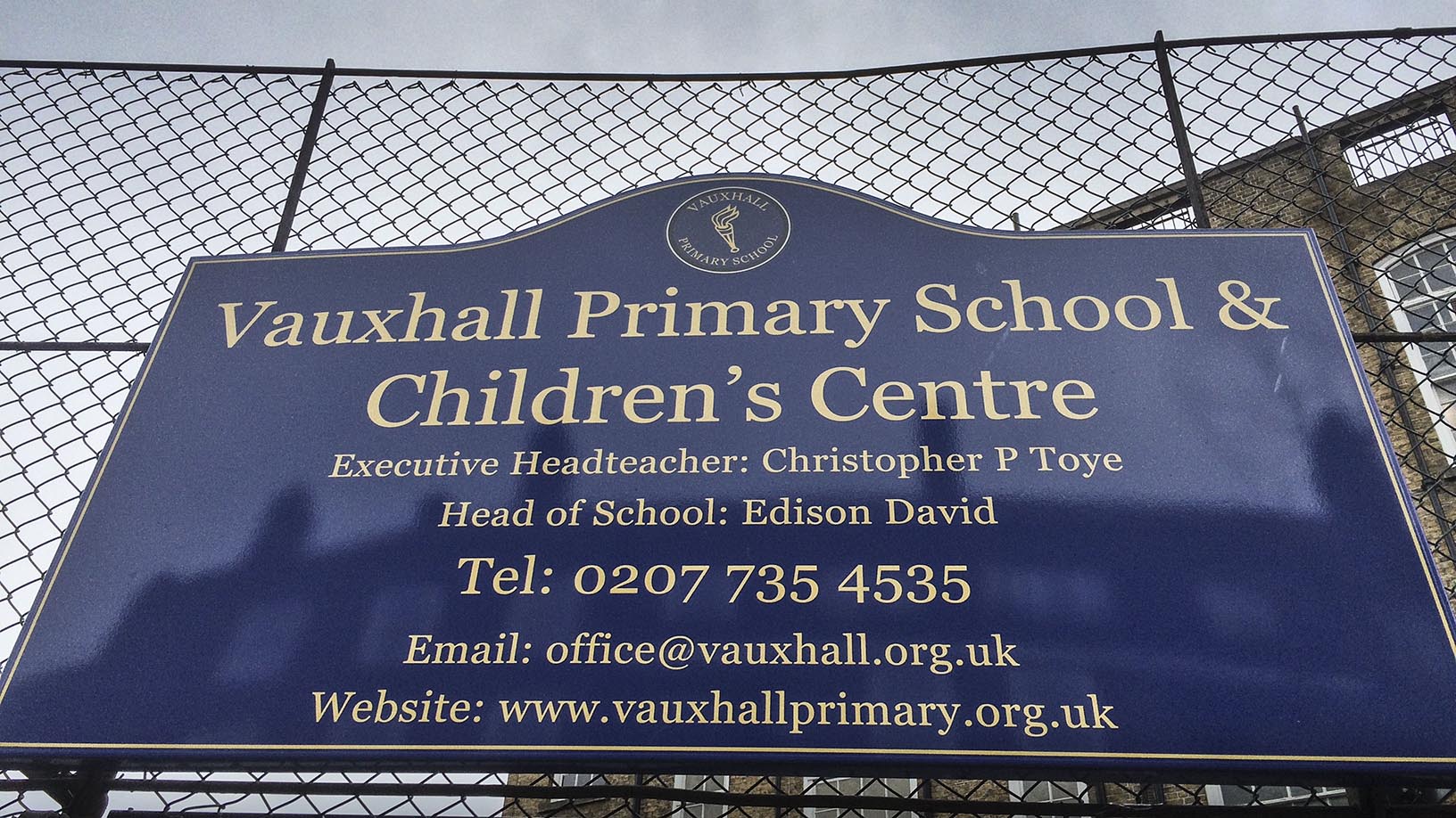 Panneau "Vauxhall primary school & children's centre