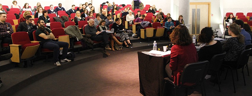 Le public assiste à une conférence.