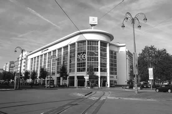Le bâtiment Citroën dans le quartier du canal fera peut-être place à un musée d'art moderne et contemporain. Photo : Eden Krsmanovich