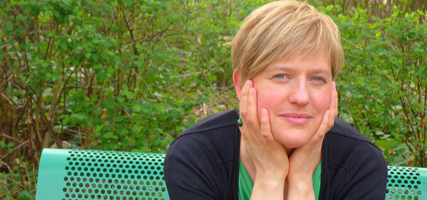 Aurélie Collard dans son jardin veillant sur ses enfants.