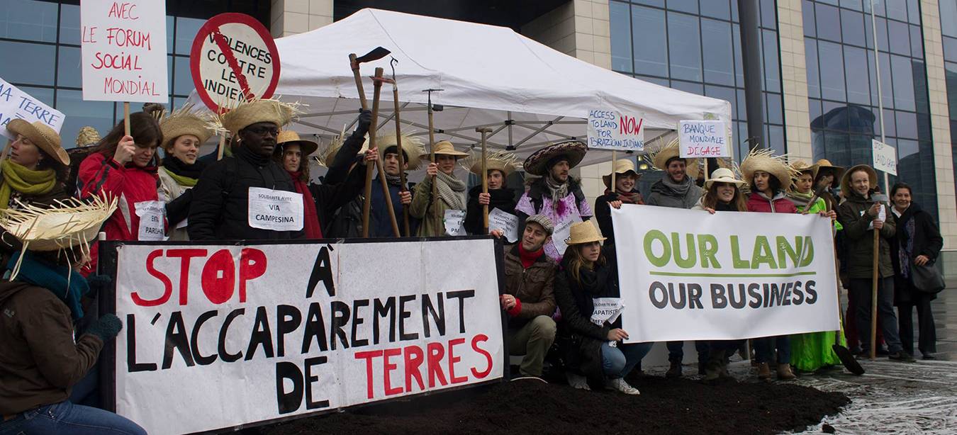 ONG devant la tour des finances. Photo : Béatrice Pitre