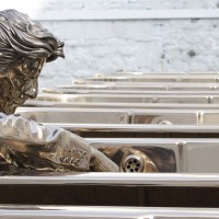 Une sculpture en bronze doré représente l'artiste Fabre dans sa baignoire.