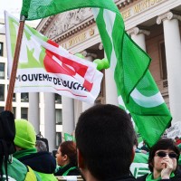 Le mouvement de gauche a agité ses drapeaux lors du rassemblement.