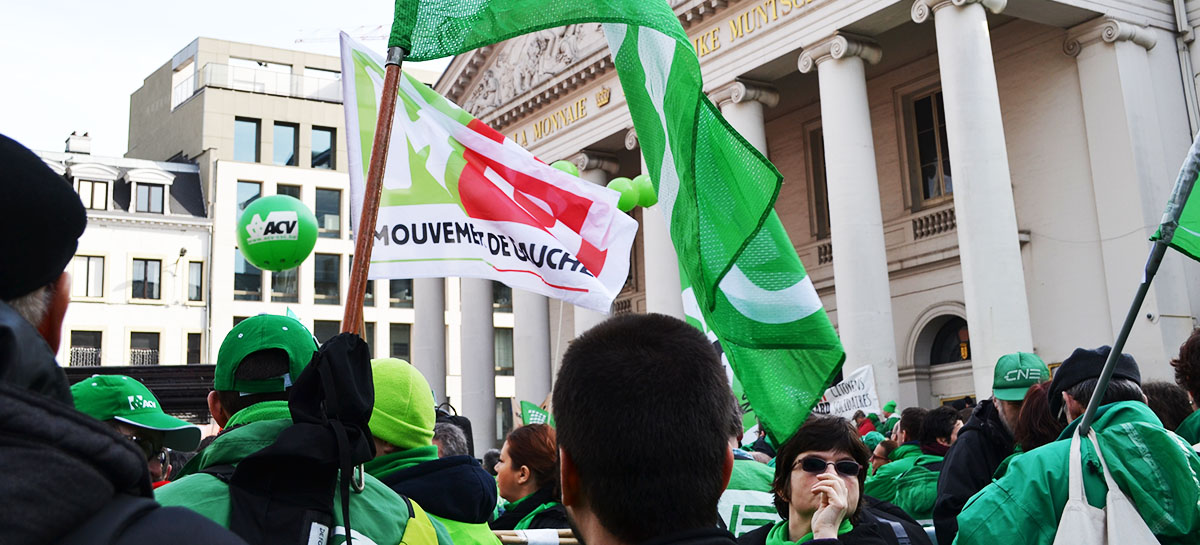 Le mouvement de gauche a agité ses drapeaux lors du rassemblement.