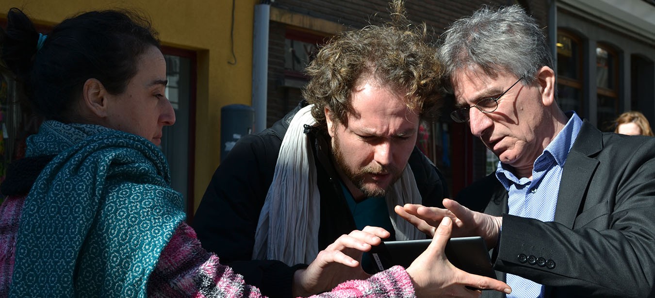 Deux personnes manipulent une tablette.