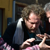Deux personnes manipulent une tablette.