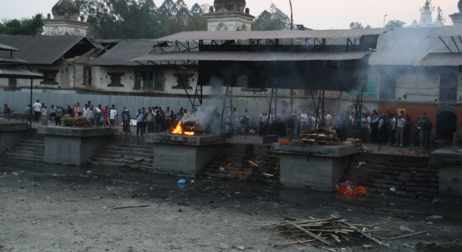 Temple hindou de Pashupatinath, le long de la Bagmati.