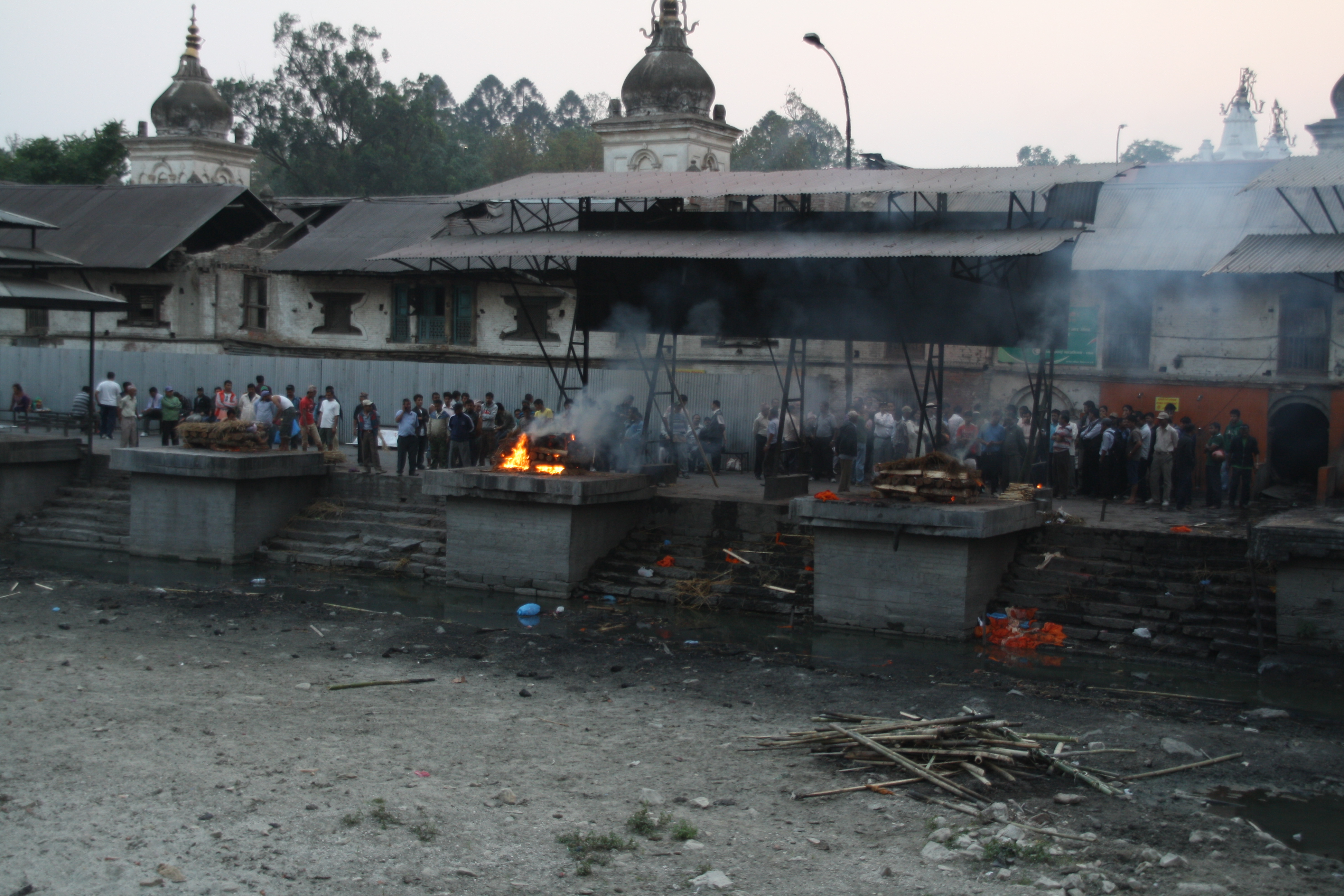Temple hindou de Pashupatinath, le long de la Bagmati.