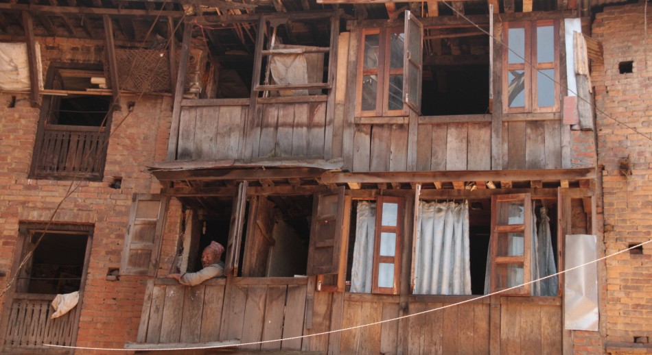 Homme à la fenêtre dans une rue de Bhaktapur.