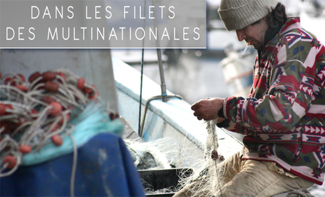 Un pêcheur chilien répare un filet en fumant une cigarette.