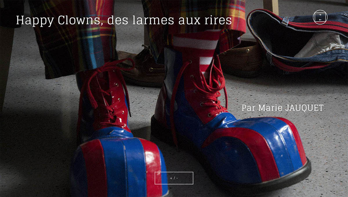 Focus sur une paire de chaussures de clowns.