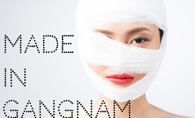 Une Coréenne a des bandages sur le visage après une opération de chirurgie esthétique.
