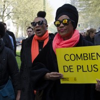 "Combien de plus ?", peut-on lire sur le pancartes d'Amnesty International