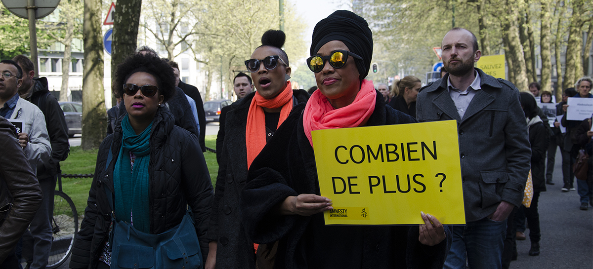 "Combien de plus ?", peut-on lire sur le pancartes d'Amnesty International