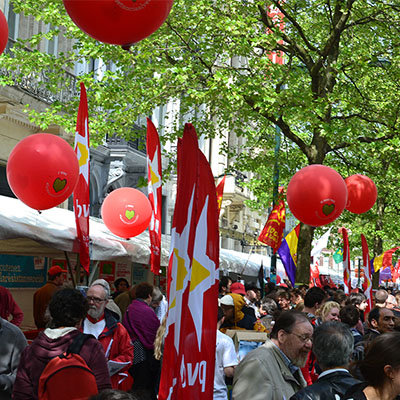 Ballons et drapeaux rouges pour la fête du travail à Bruxelles
