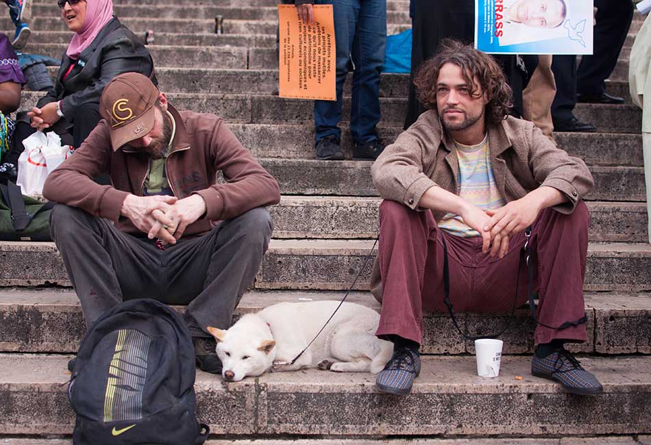 Deux messieurs assis avec un chien