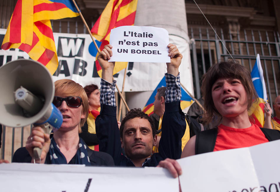 Manifestant italien avec deux femmes