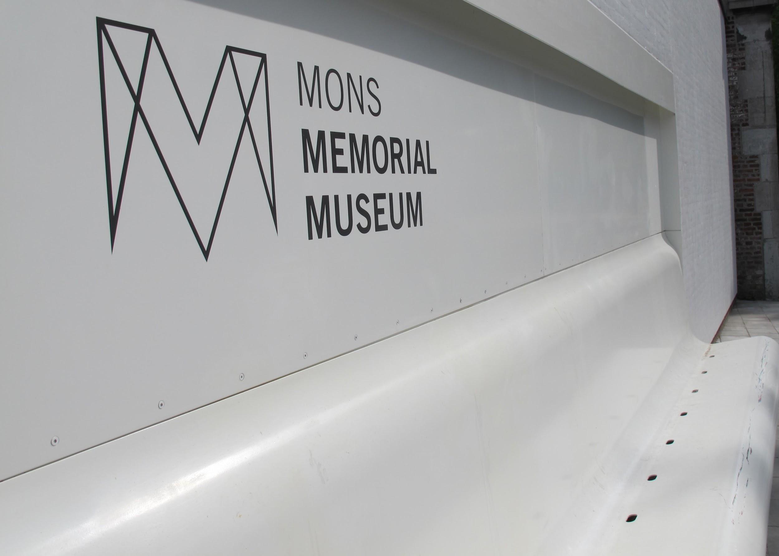 Banc surplombé par l'écriture "Mons Mémorial Museum"