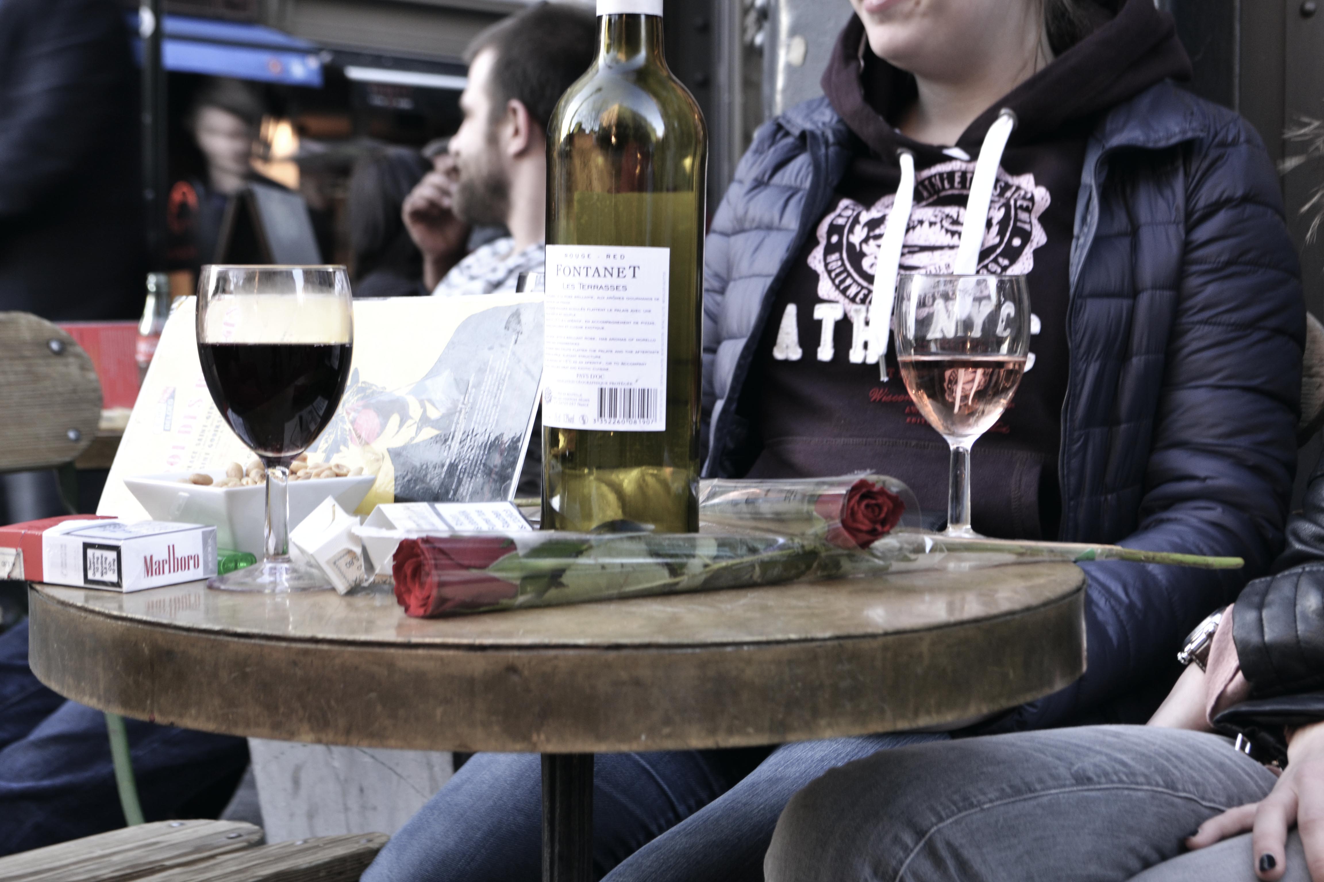 Au coeur du quartier St Géry, à Bruxelles, les pakistanais font leur tournée des roses sans être interpellés par les restaurateurs.