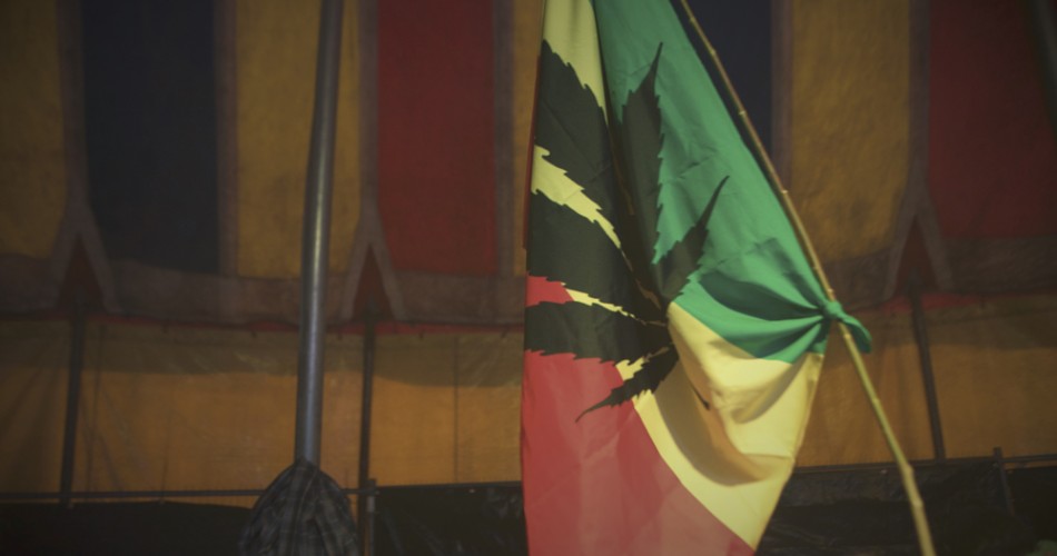 drapeau affichant une feuille de cannabis