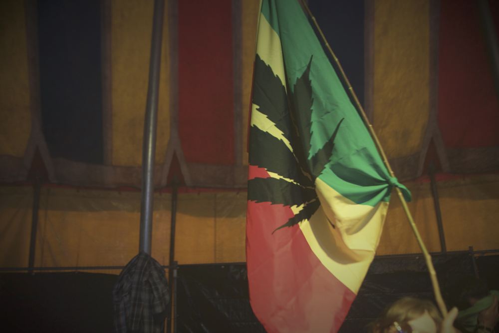 drapeau affichant une feuille de cannabis