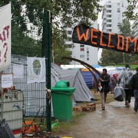 Entrée du camp de réfugiés installé au parc Maximilien à Bruxelles