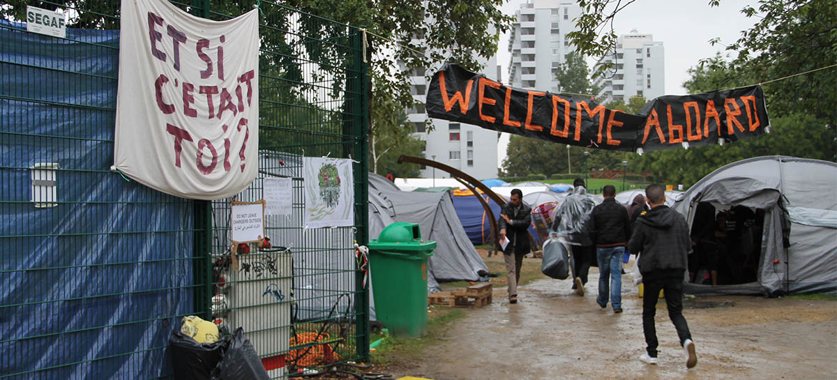 Entrée du camp de réfugiés installé au parc Maximilien à Bruxelles
