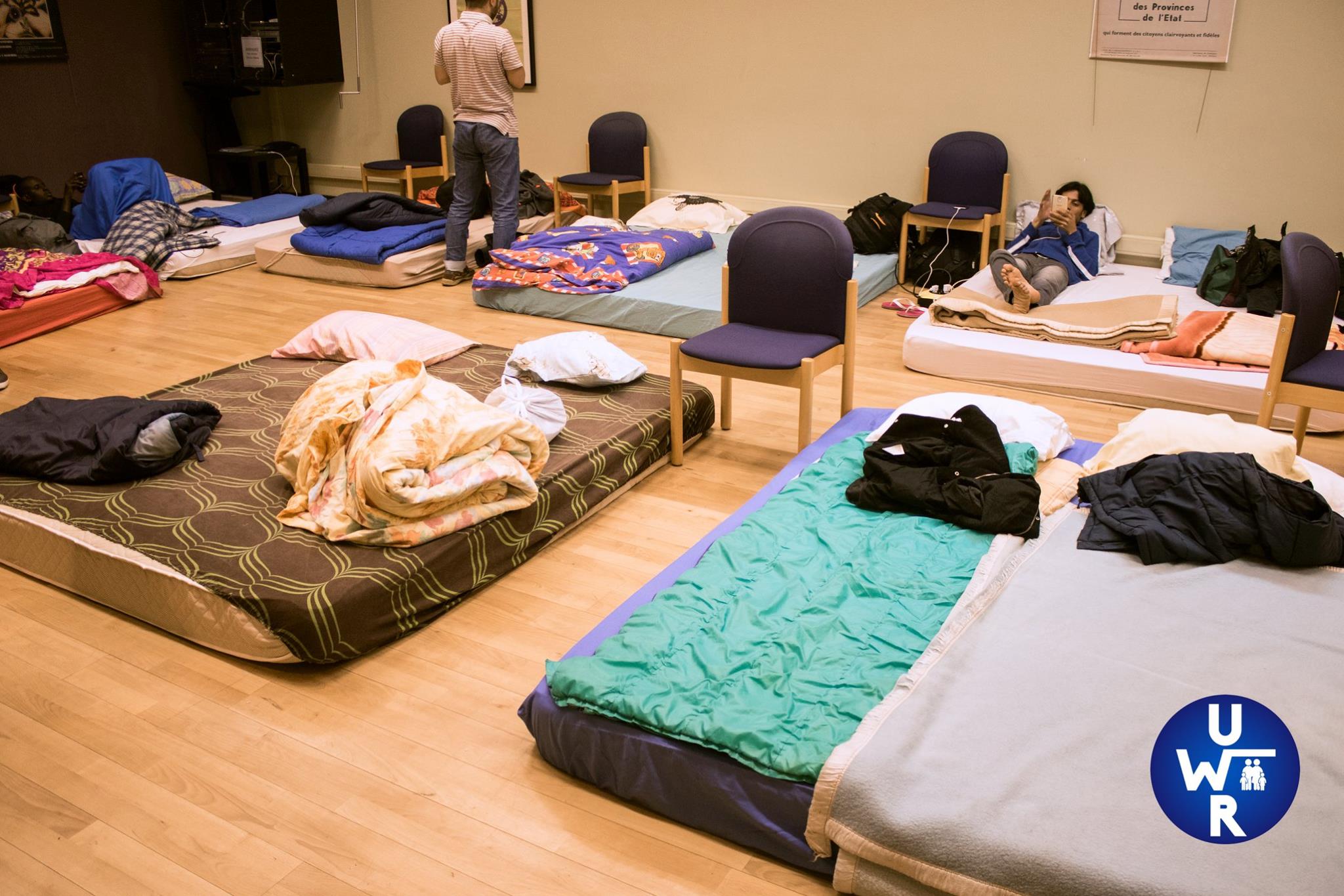 La salle avec des matelas donnés par des citoyens qui accueille les migrants au CAL