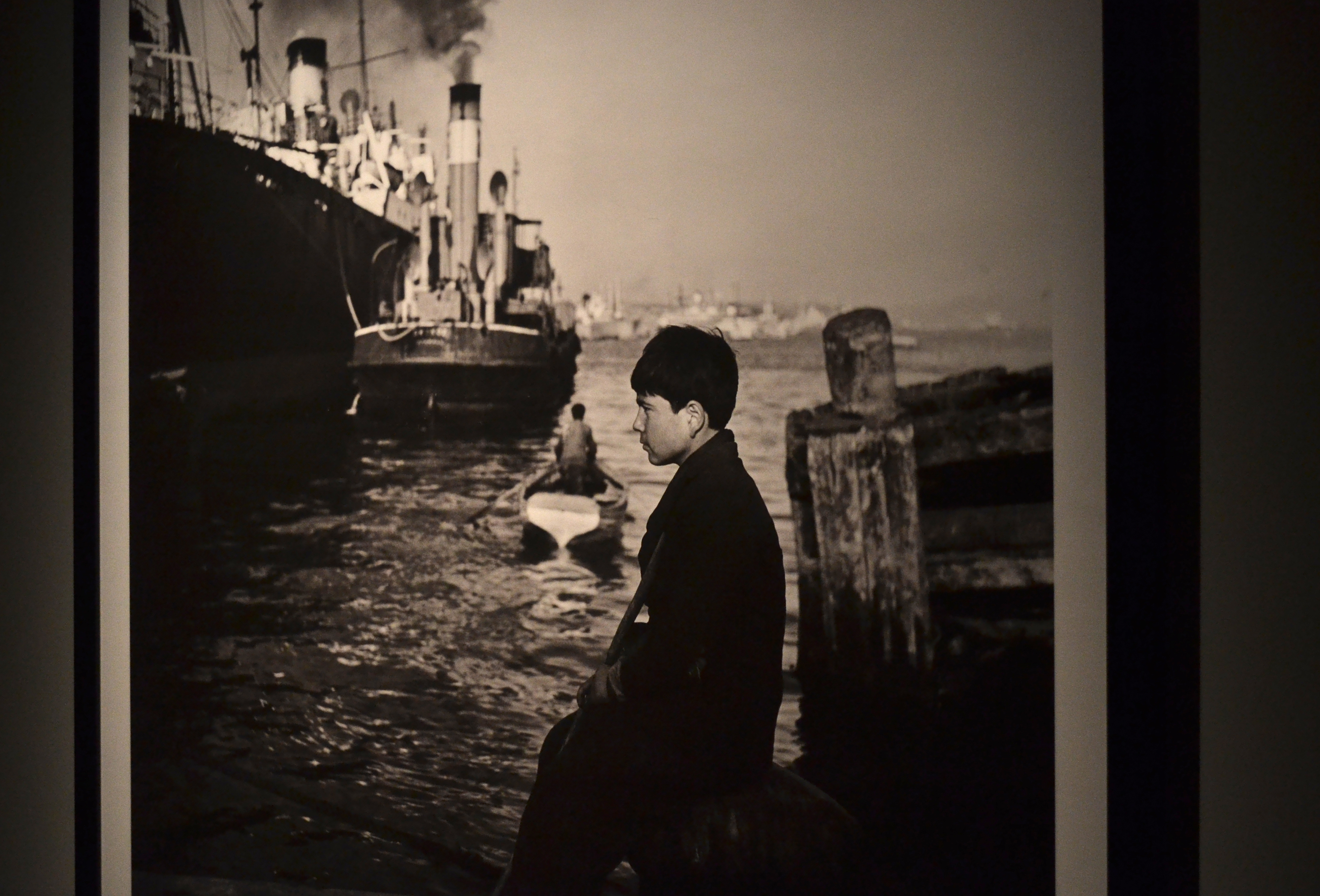 Un enfant regarde la mer à Istanbul en 1958.