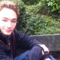 Alexandre Van Hoeke, assis sur un banc