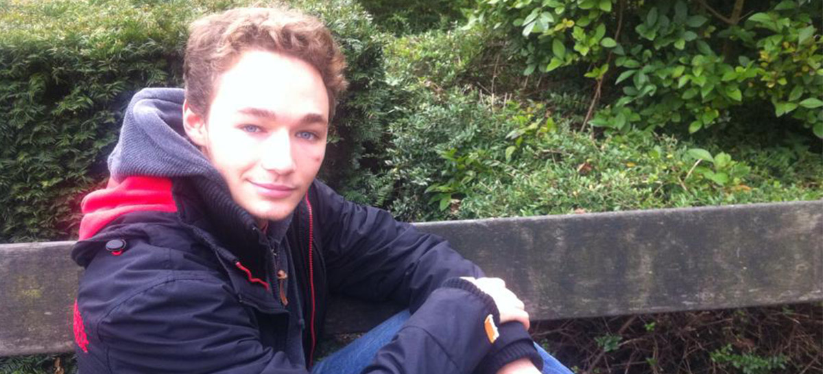 Alexandre Van Hoeke, assis sur un banc