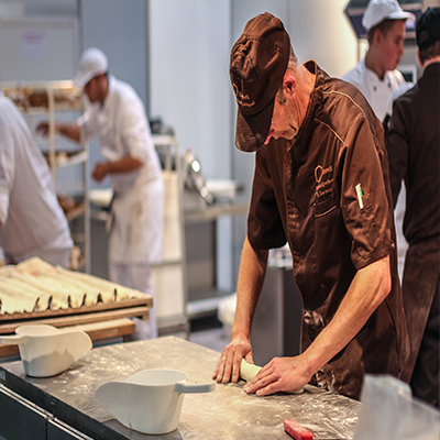Salon de l'Alimentation : un boulanger affairé à la préparation de baguettes